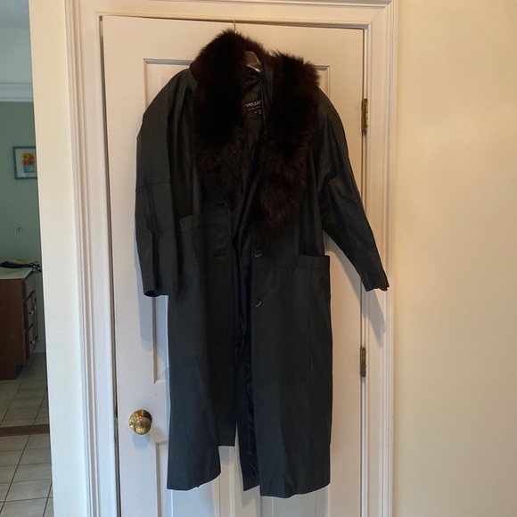 Leather Trench Coat with fur collar - Picture 2 of 10